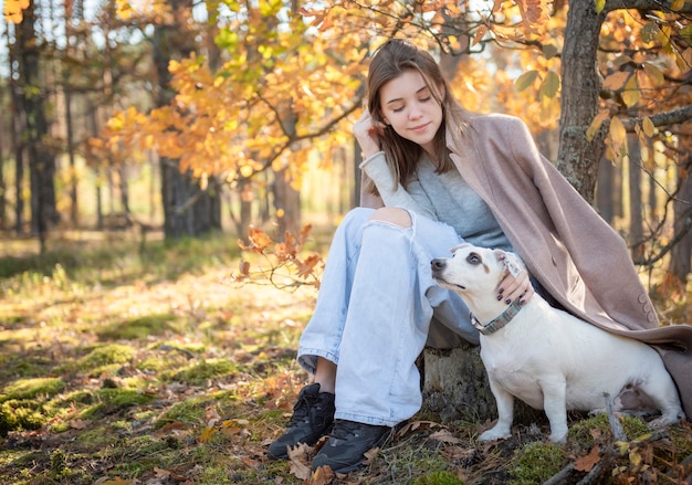 Mooi Jong Meisje Met Haar Hond In Het Bos. Herfst bos.