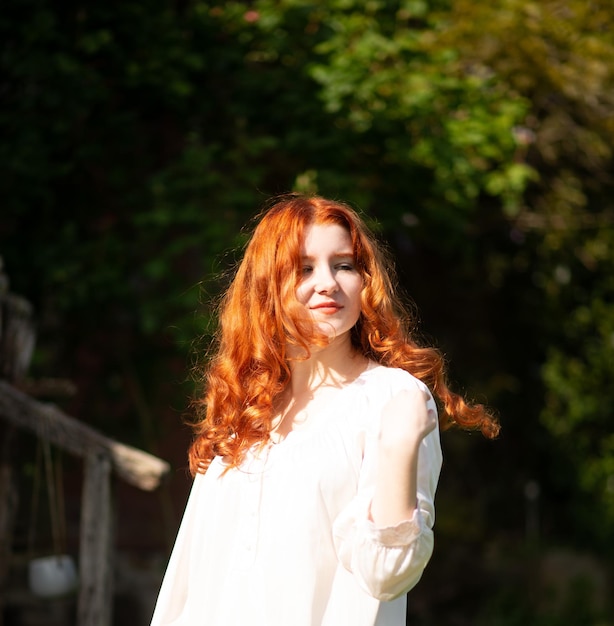 Mooi jong meisje met lang rood haar buitenshuis in een romantische stijl