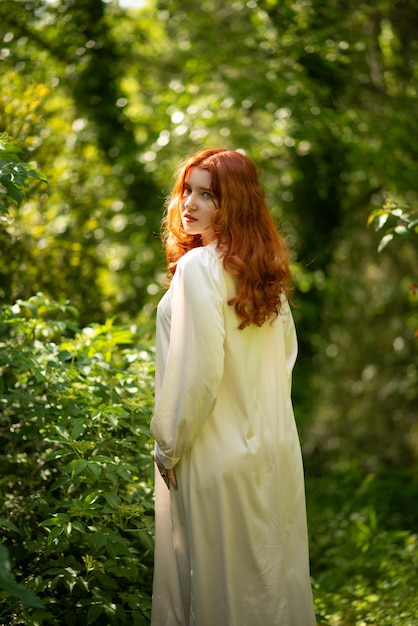 Mooi jong meisje met lang rood haar buitenshuis in een romantische stijl