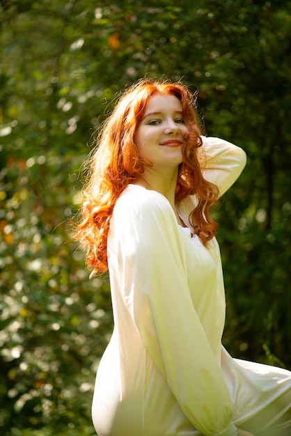 Mooi jong meisje met lang rood haar buitenshuis in een romantische stijl