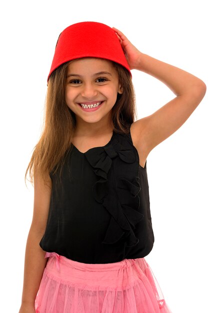 Mooi jong meisje met mooie glimlach die een fez draagt