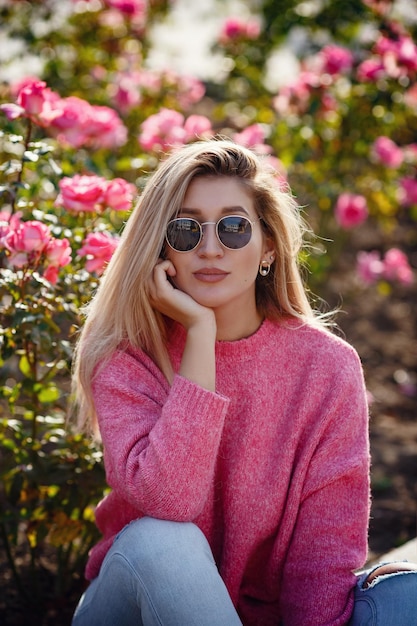 Foto mooi jong meisje op een wandeling in de herfststad mooie vrouw in een trui mode portret stijlvolle mooie vrouw buiten jonge vrouw die plezier heeft in de stad straatmode