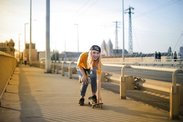 Mooi jong meisje skateboarden