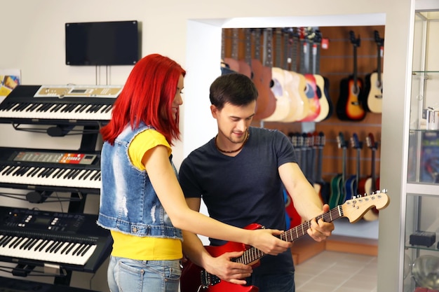 Mooi jong stel in muziekwinkel