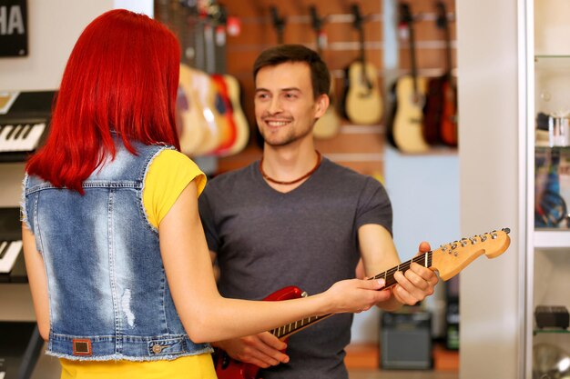 Mooi jong stel in muziekwinkel