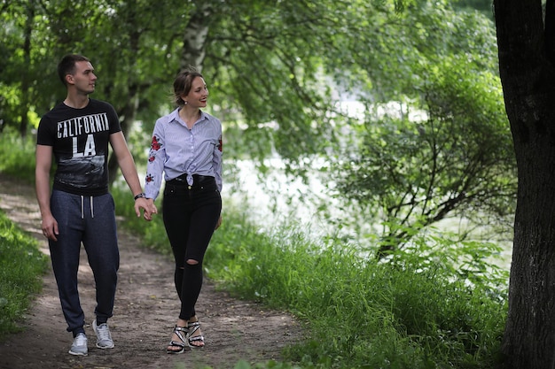 Mooi jong stel op een wandeling in het lentepark