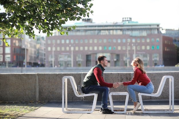 Mooi jong stel overdag op date in het park