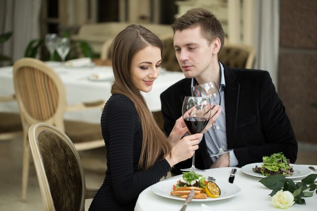 Mooi jong stel tijdens een romantisch diner