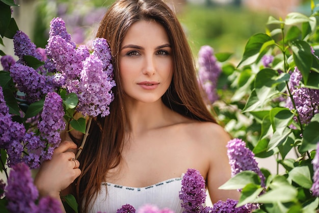 Mooi jong teder meisje met een boeket bloemen