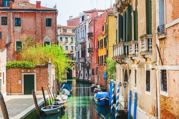 Mooi kanaal met oude middeleeuwse architectuur in Venetië, Italië. Beroemde reisbestemming