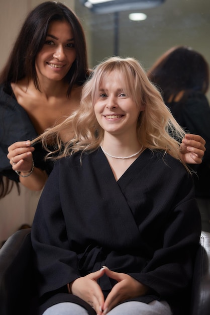 Mooi kapsel van jonge vrouw na het verven van haar en het maken van highlights in de kapsalon