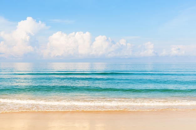 Foto mooi karon-strand in phuket, thailand. azië