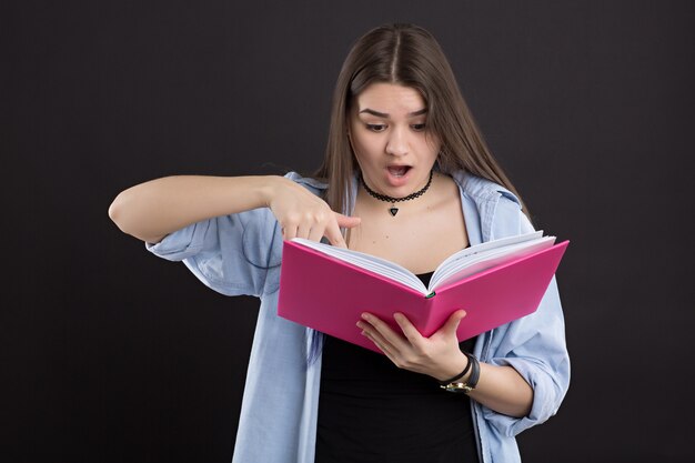 Mooi Kaukasisch meisje met boek, onderwijs en schoolconcept