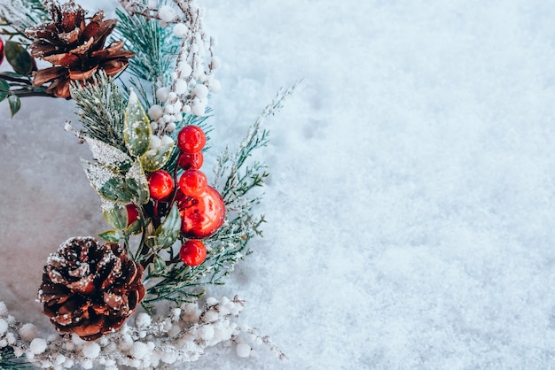 Mooi kerstkransframe op verse witte sneeuw Minimaal idee voor wintervakantie