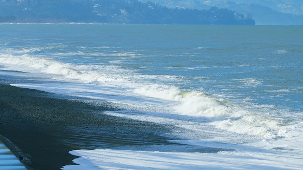 Mooi kiezelstrand tussen de bergen de surf op een kiezelstrend in Kobuleti Adjara Georgië