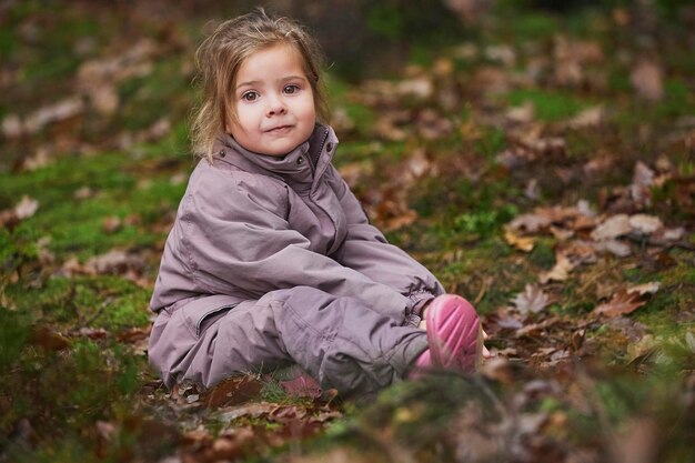 Foto mooi kind in het bos in denemarken.