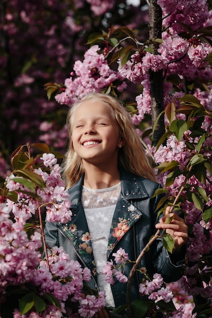 Mooi klein kindmeisje met sakurabloemen