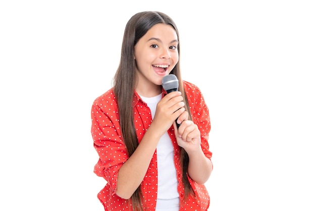 Mooi klein meisje dat met de microfoon zingt Portret van emotioneel verbaasd opgewonden tienermeisje Portret van gelukkig lachend tienermeisje