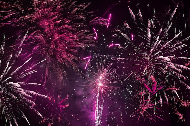 Mooi kleurrijk vuurwerk in roze getint