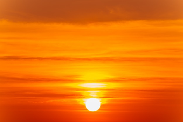 Mooi laaiend zonsonderganglandschap en oranje hemel erboven