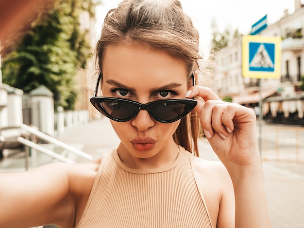 Foto mooi lachend model in zomerse vrijetijdskleding