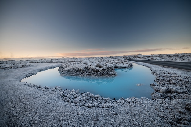 Mooi landschap en zonsondergang dichtbij Blue lagoon hete spring spa in IJsland