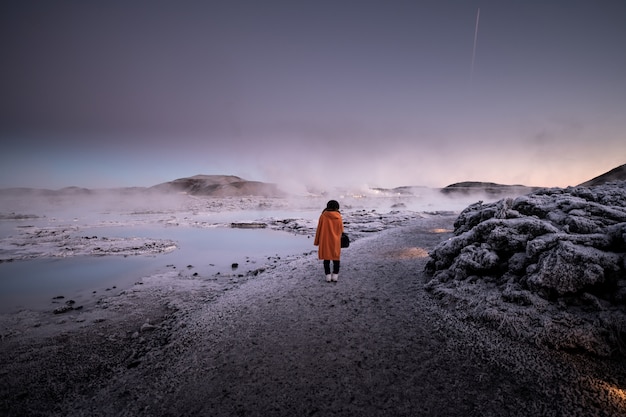 Mooi landschap en zonsondergang dichtbij Blue lagoon hot spring spa in IJsland