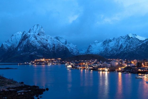 Mooi landschap in lofoten-eilanden in de winter, noorwegen