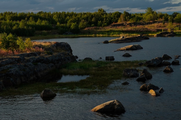 Mooi landschap in Rabocheostrovsk, Karelië in de zomer.