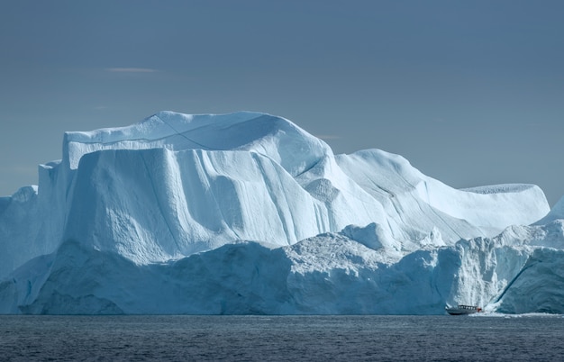 Mooi landschap met grote ijsbergen