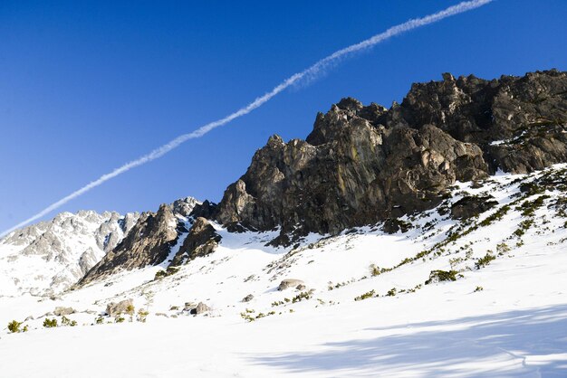 Mooi landschap met grote rotsachtige bergen in Small Cold Valley op wandeling in Hoge Tatra, Slowakije.