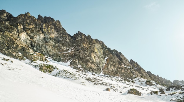 Mooi landschap met grote rotsachtige bergen in Small Cold Valley op wandeling in Hoge Tatra, Slowakije.