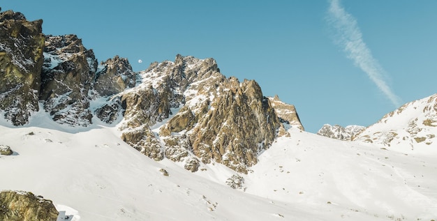 Mooi landschap met grote rotsachtige bergen in Small Cold Valley op wandeling in Hoge Tatra, Slowakije.