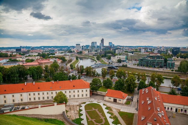 Mooi landschap met het centrum van Vilnius vanaf de toren van Gediminas