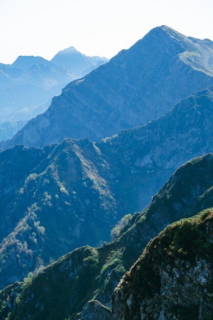 Mooi landschap met hoge bergen in de ochtendmist