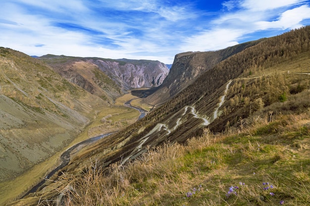 Mooi landschap met KatuYaryk pas gevaarlijke weg hoge bergpas in Altai Republic