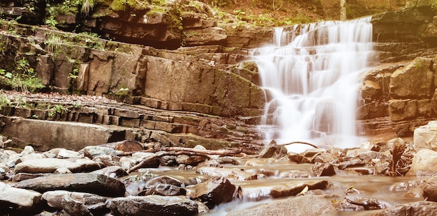 Foto mooi landschap met waterval, rivier en stenen