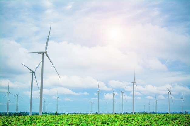 Mooi landschap met wind generators turbines in huai bong, dan khun thot, thailand.