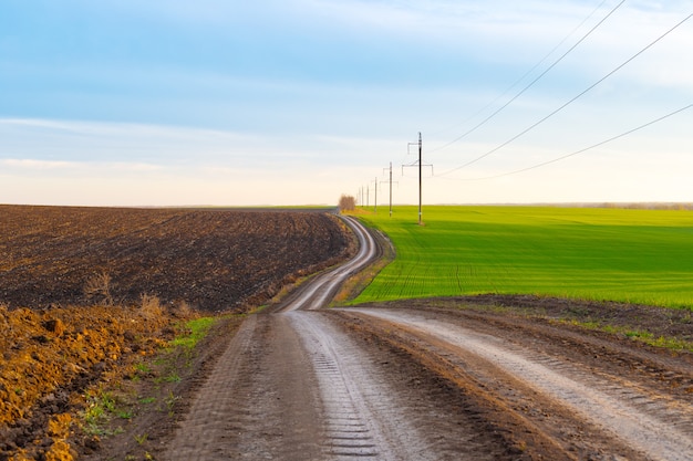 Mooi landschap op het platteland in Rusland. Bureaublad achtergrond.