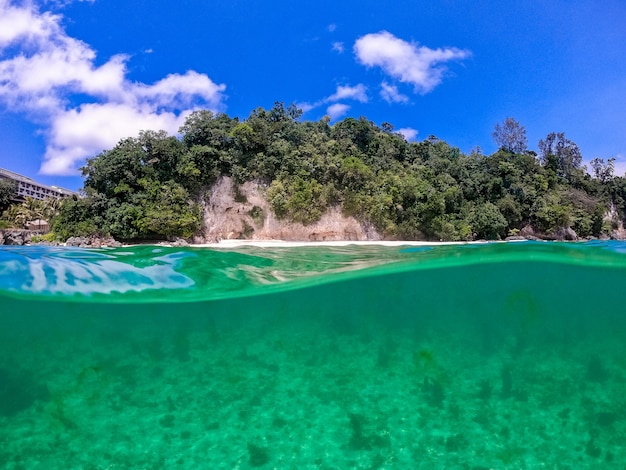 Mooi landschap op tropisch strand van Boracay-eiland Filippijnen Onderwater gespleten waterlijn