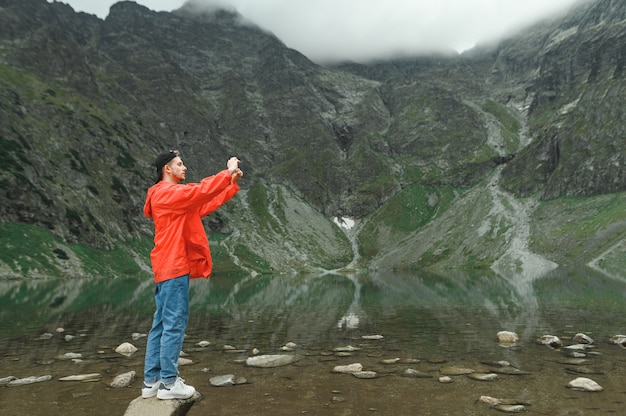 Mooi landschap van berg en meer met man