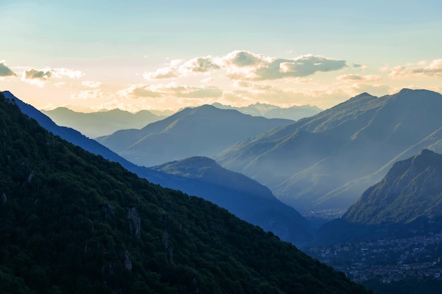 Mooi landschap van de gelaagde nevelige mistige Italiaanse Alpen bergketen tijdens de avond lombardij