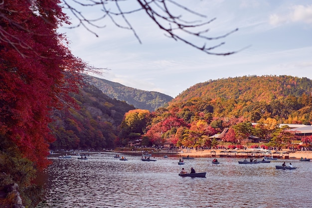 Mooi landschap van de herfstgebladerte in arashiyama, kyoto