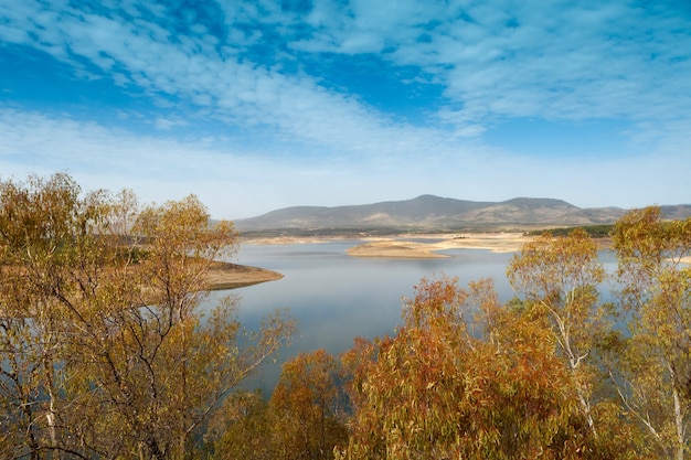 Mooi landschap van de oevers van een rivier