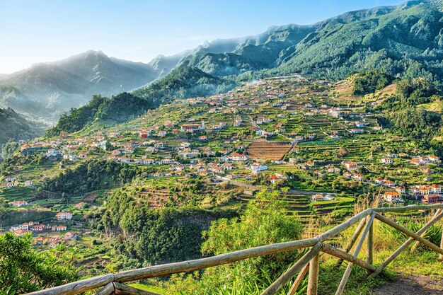 Mooi landschapsmening van bergdorp, Madeira, Portugal.