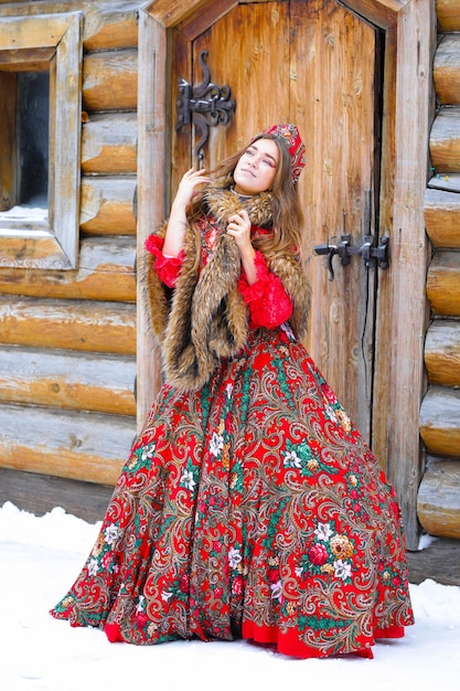 Mooi langharig blond jong meisje in Russische traditionele nationale kleding in de winter de Izmail