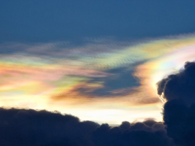 Mooi licht van de zon en de wolken op de blauwe hemelachtergronden