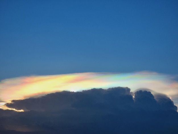 Mooi licht van de zon en de wolken op de blauwe hemelachtergronden