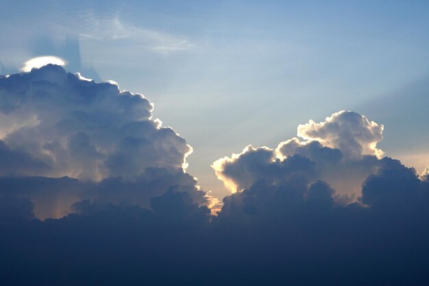 Mooi licht van de zon en wolken op de blauwe achtergrond.