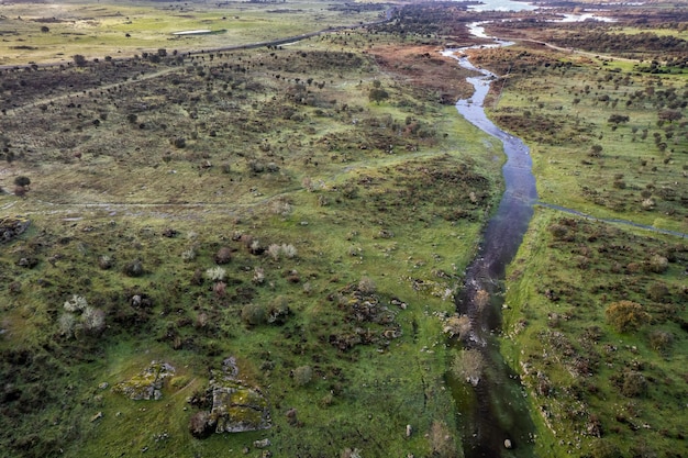 Mooi luchtlandschap met rivier bij Arroyo de la Luz. Extremadura. Spanje.